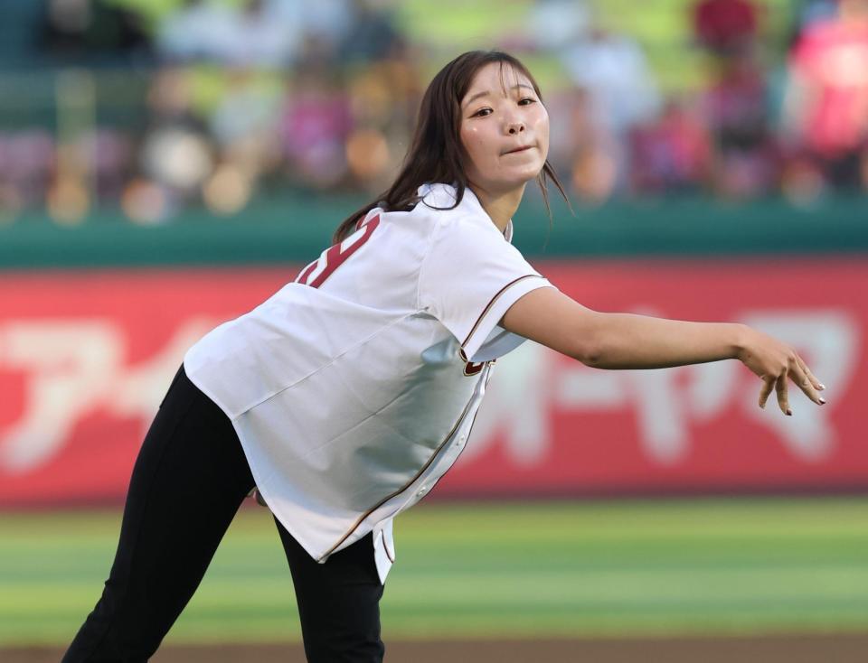 始球式を務める小林美駒騎手（撮影・金田祐二）