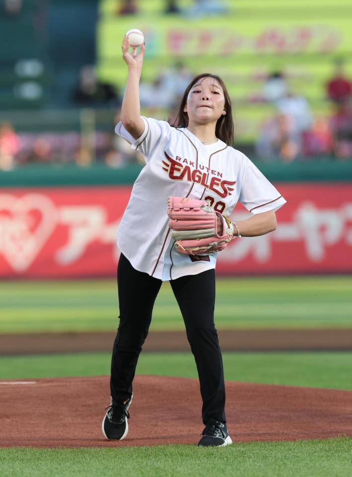 始球式を務める小林美駒騎手（撮影・金田祐二）