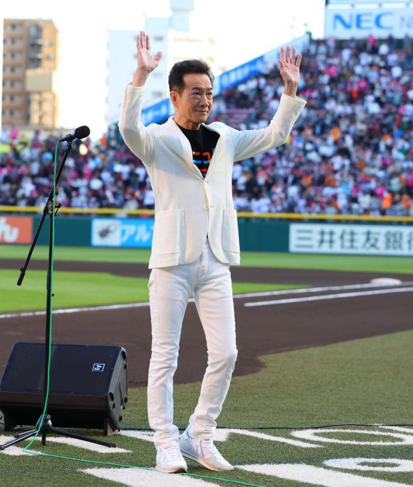 国歌独唱を務めた田原俊彦（撮影・金田祐二）