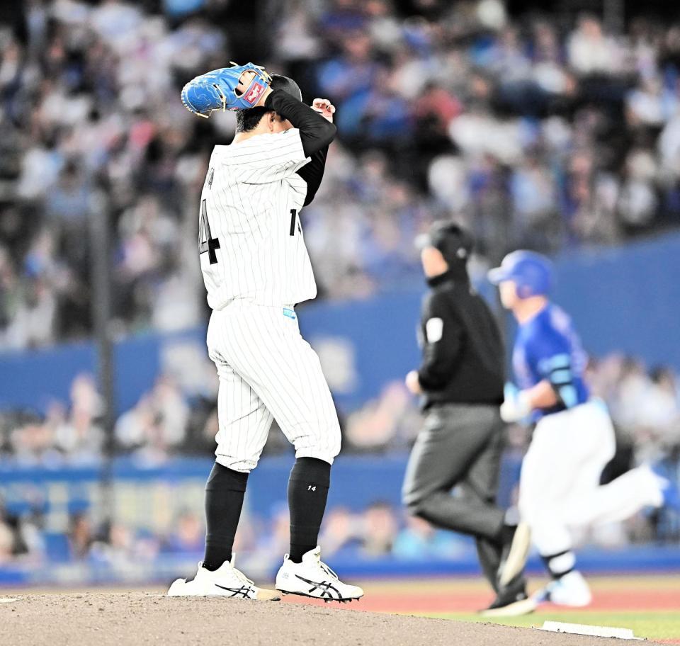 ４回、細川（後方）に中越えソロを打たれたロッテ・小島和哉投手＝ＺＯＺＯマリンスタジアム（撮影・開出牧）