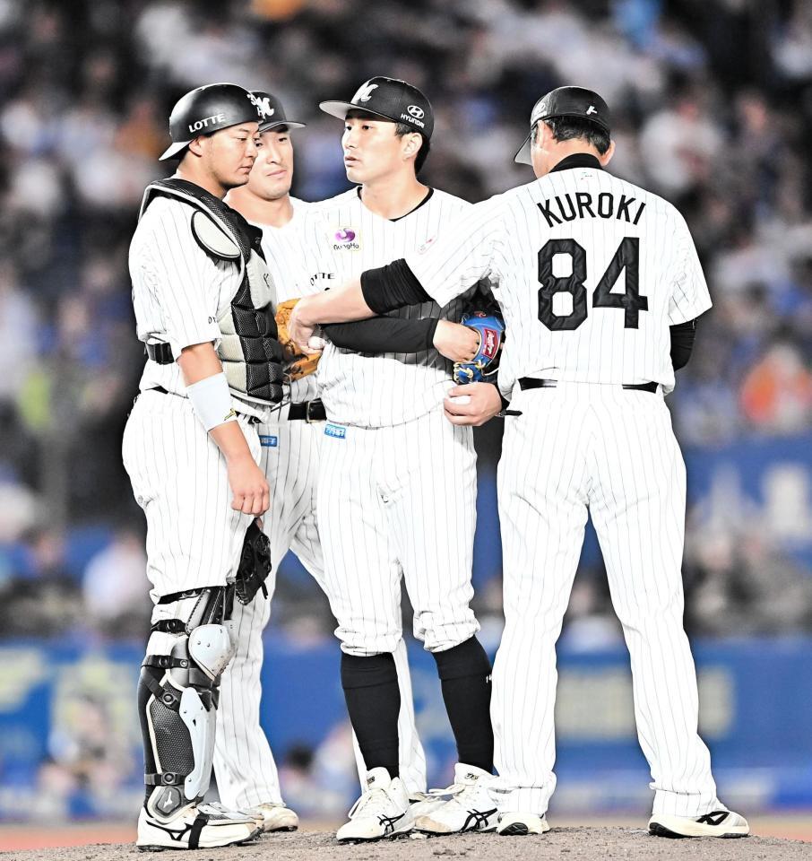 ６回途中降板に納得いかない表情の小島（中央）＝撮影・開出牧