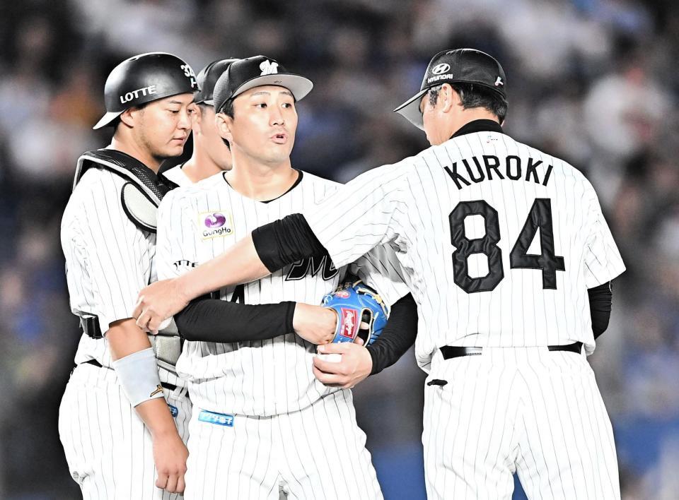 ６回途中降板に納得いかない表情の小島（中央）＝撮影・開出牧