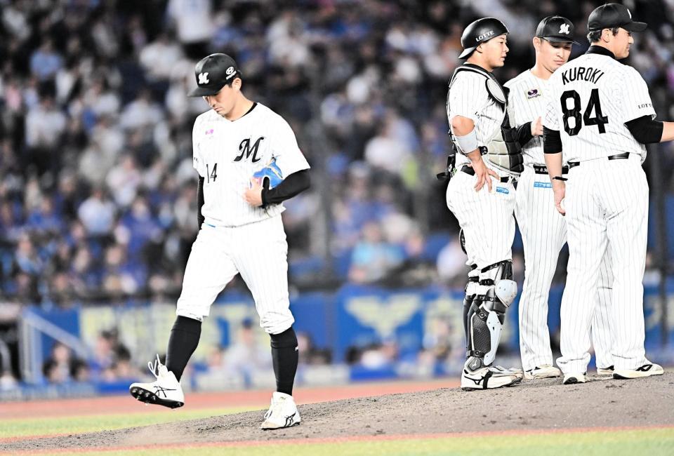 ６回途中で降板した小島（手前）＝撮影・開出牧