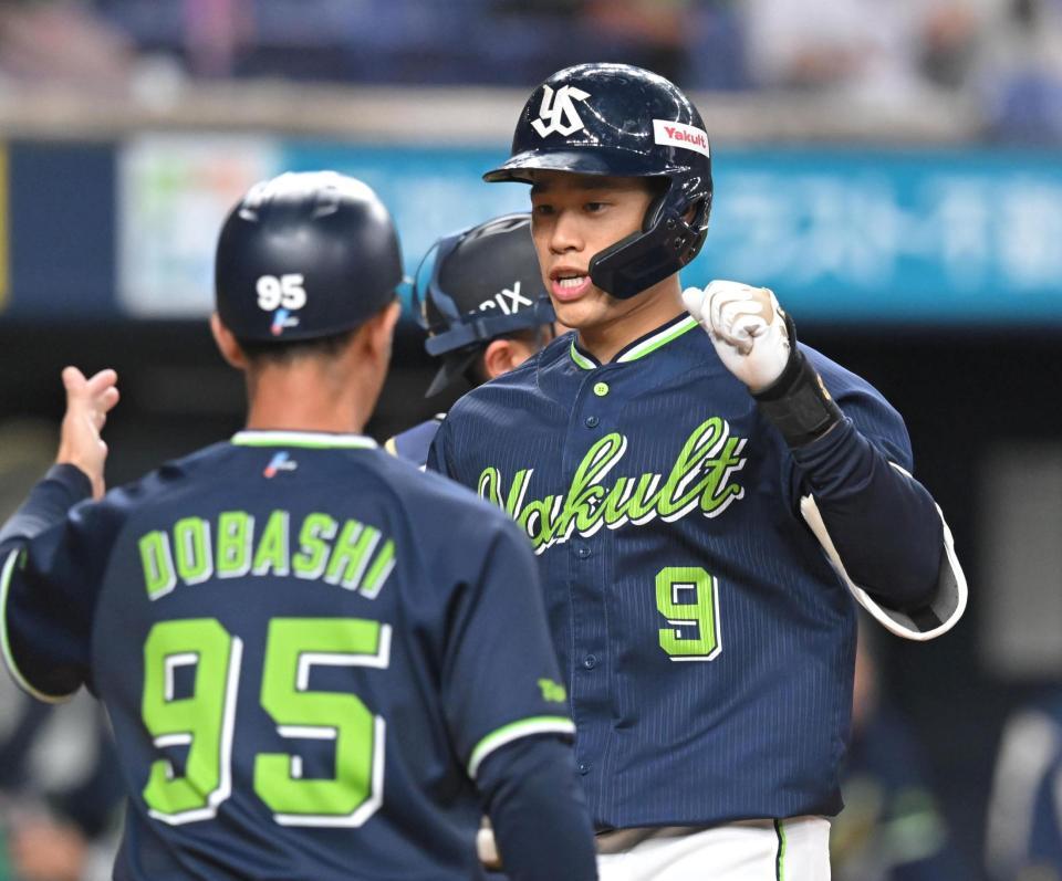 ９回、今季１号のソロを放ち生還する塩見（撮影・飯室逸平）