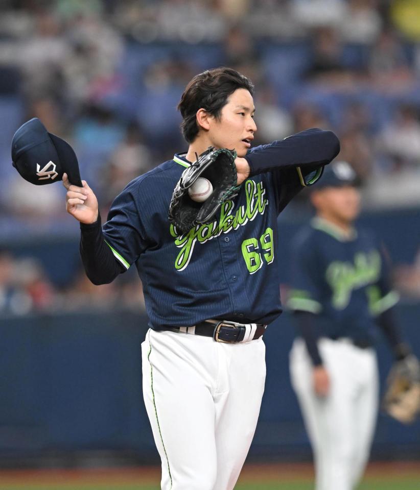 ５回、マウンドで汗をぬぐう下川（撮影・飯室逸平）