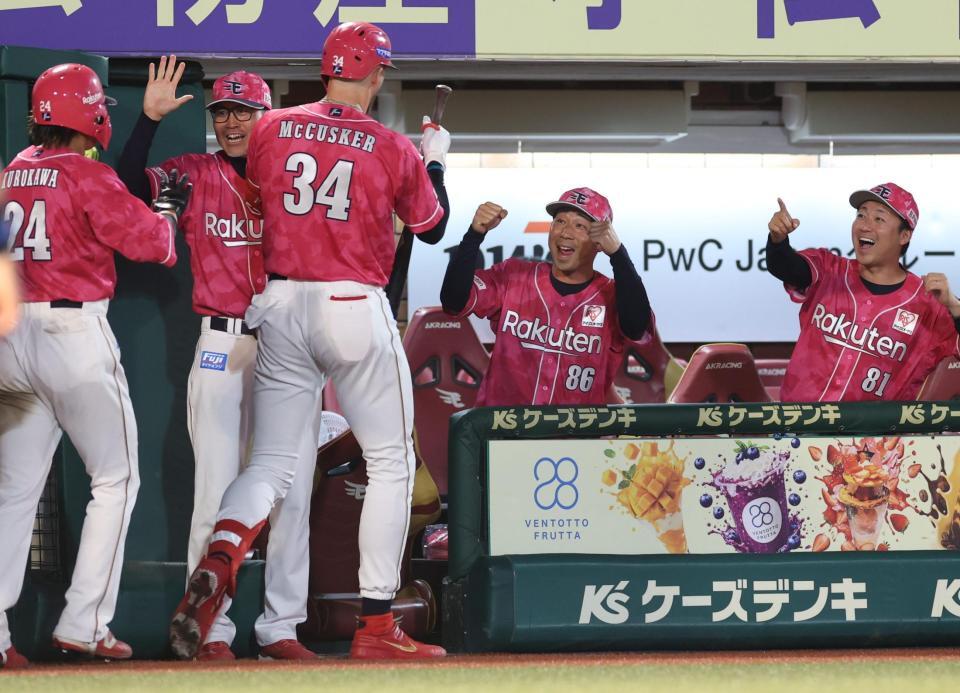 ６回、３ランを放ったマッカスカーを迎える塩川監督代行（撮影・金田祐二）