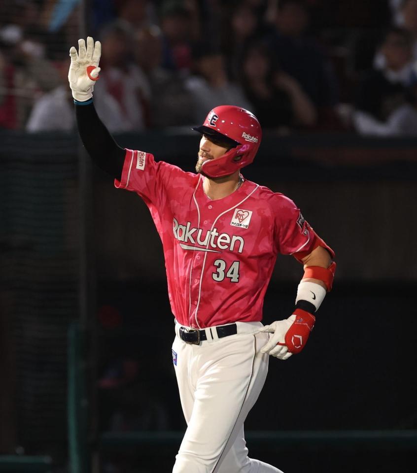 ６回、中越え３ランを放ったマッカスカー（撮影・金田祐二）