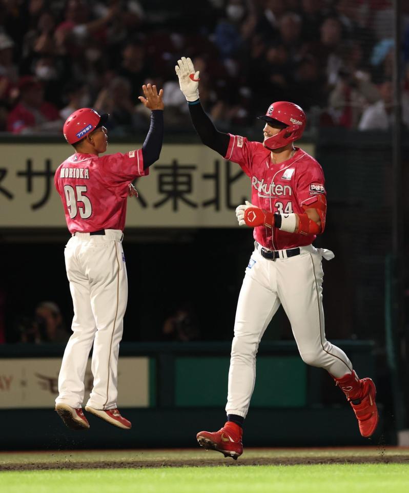 ６回、中越え３ランを放ったマッカスカー（撮影・金田祐二）