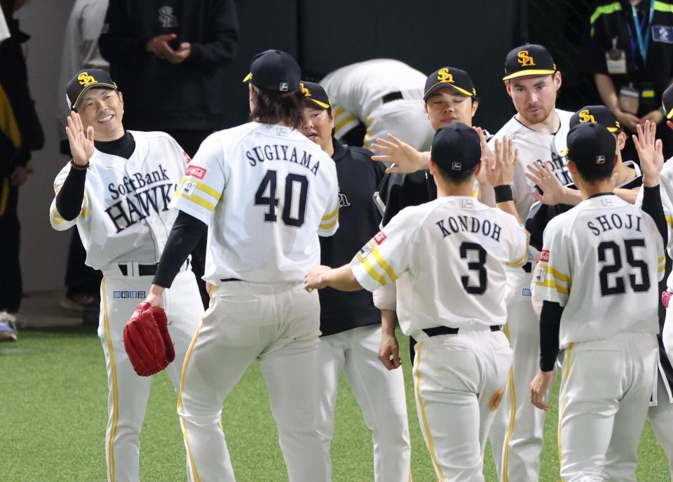 阪神に３連勝し笑顔でナインを迎えるソフトバンク・小久保裕紀監督（左）＝撮影・山口登