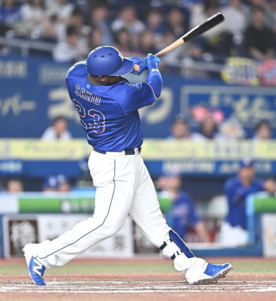 ８回、同点の左越えソロを放つサノー（撮影・開出牧）
