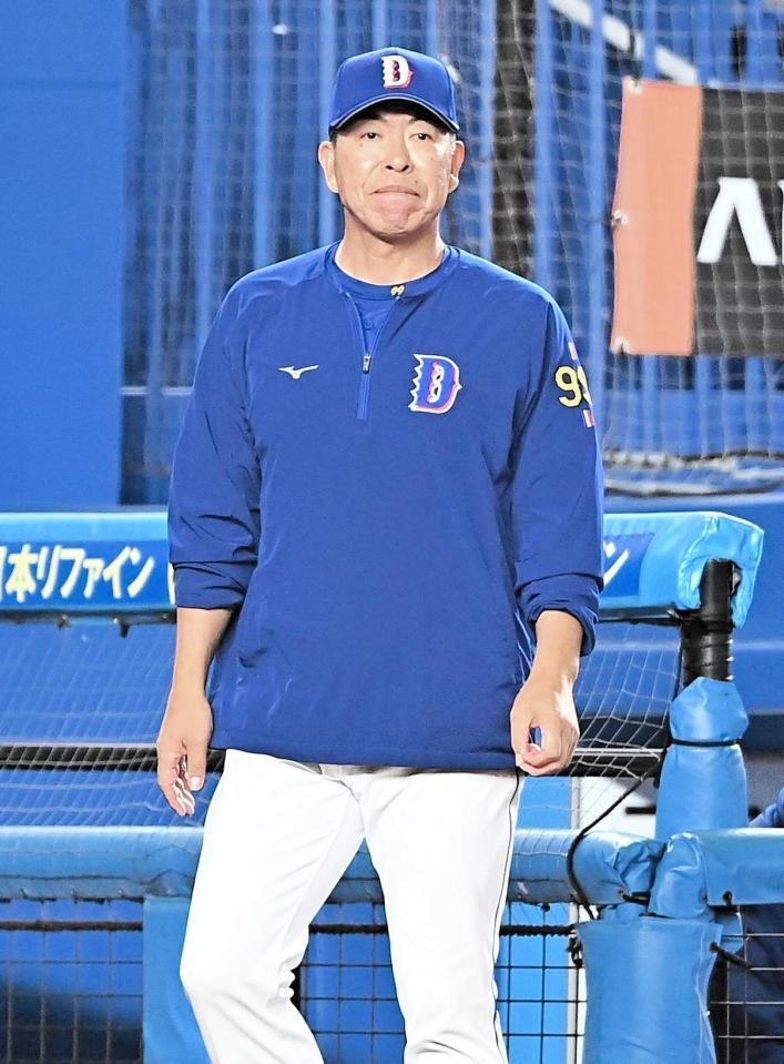 ９回、投手交代を告げる井上監督（撮影・開出牧）