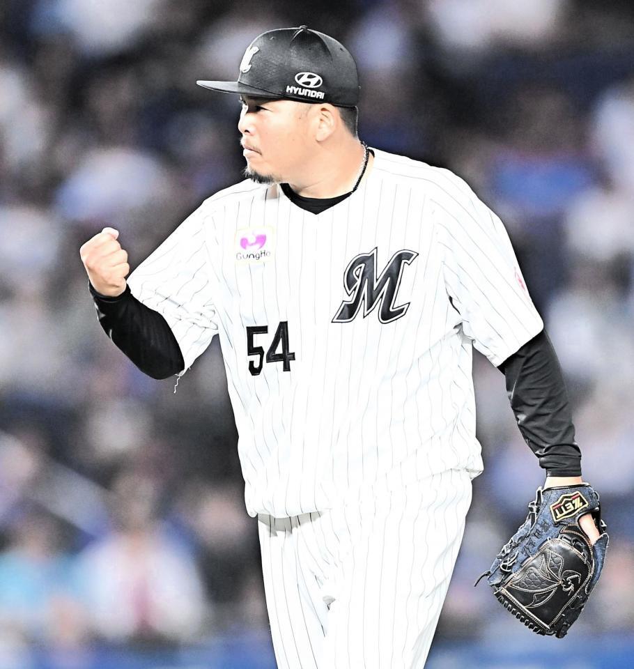 １０回、サノーを右飛に打ち取りガッツポーズを決める沢田（撮影・開出牧）
