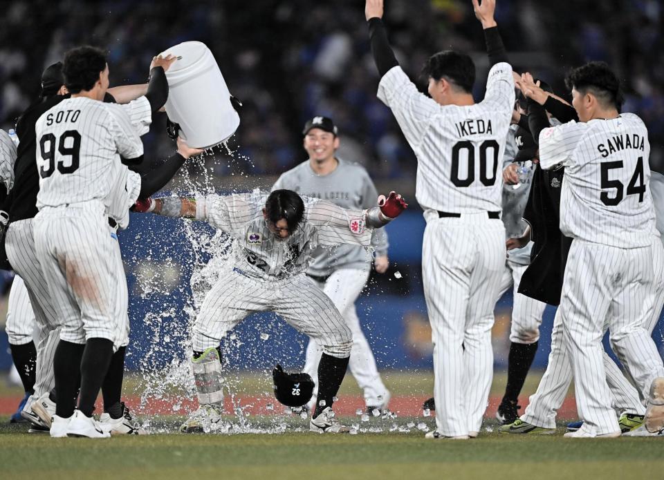 １０回、サヨナラの右前適時打を放ちナインから手洗い祝福を受ける佐藤都志也（中央）＝撮影・開出牧