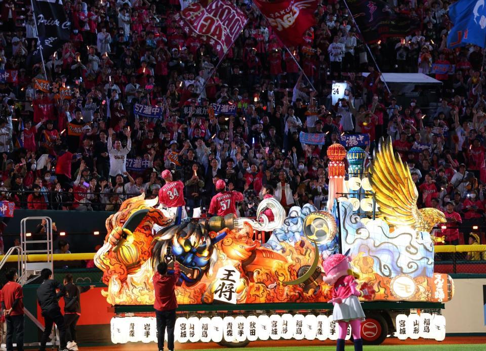 久々の勝利を喜ぶ楽天ファン（撮影・金田祐二）