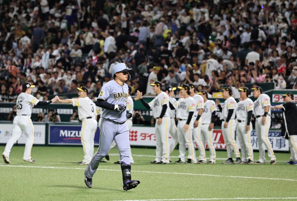 ９回、ソフトバンクに３タテを食らい、最後の打者となった森下はベンチへ引き揚げる（撮影・田中太一）