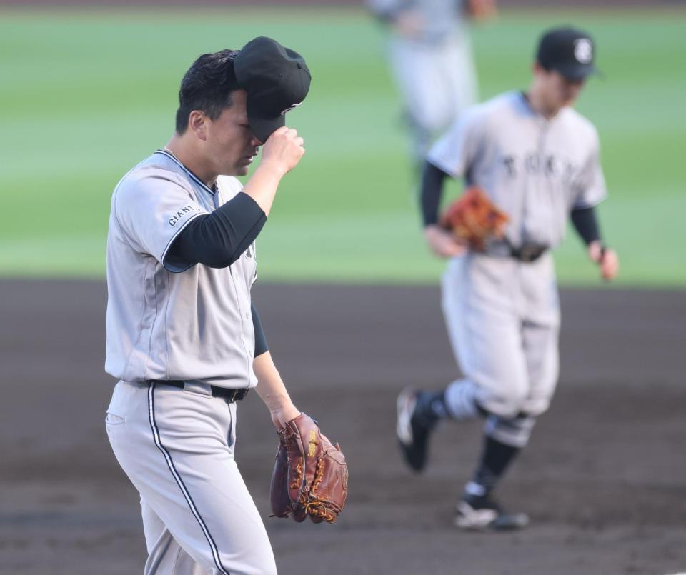 １回、４点を失いがっくりベンチに戻る巨人・田中将大（撮影・金田祐二）