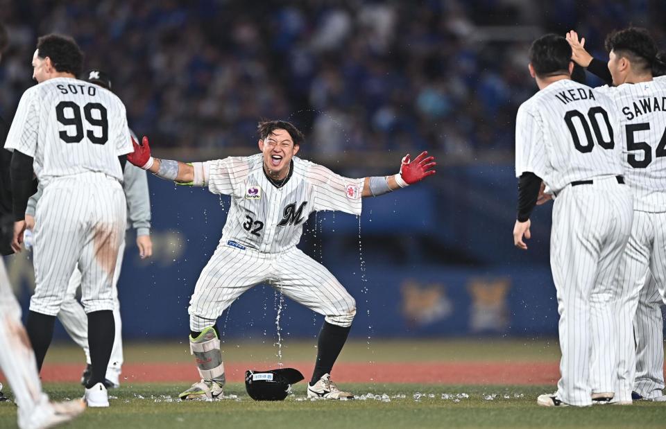 １０回、サヨナラの右前適時打を放ちウォーターシャワーを浴びた佐藤（撮影・開出牧）