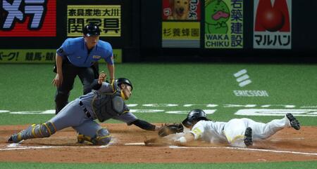７回、野村は牧原の右前打で生還する（撮影・山口登）
