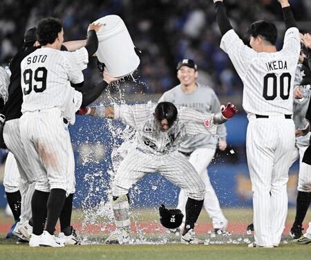 　１０回、サヨナラ打を放ちナインから手荒い祝福を受ける佐藤（中央）＝撮影・開出牧