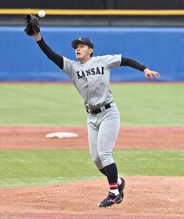 　１回、今岡の打球にグラブを出す関大・米沢（撮影・持木克友）