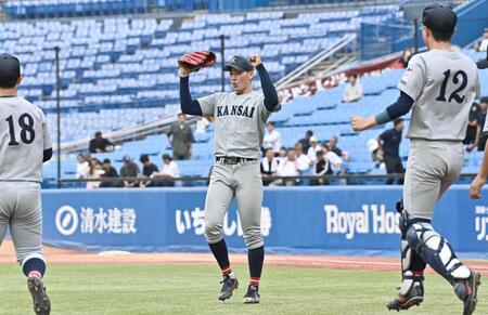 　金沢学院大に勝利し、ガッツポーズをする関大・百合沢