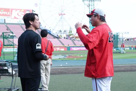 言葉を交わす楽天・前田健と広島・新井監督（撮影・金田祐二）