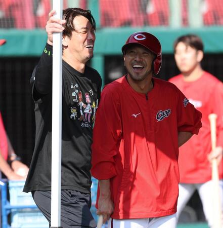 言葉を交わす前田健と菊池（撮影・金田祐二）