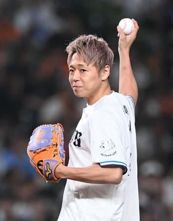 始球式に登場した武尊（撮影・園田高夫）