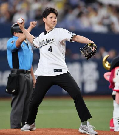 始球式を行う福森大翔さん（撮影・田中太一）
