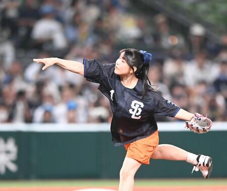 セレモニアルピッチを行った声優の新田恵海（撮影・園田高夫）