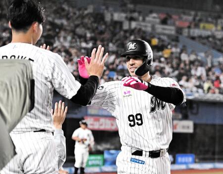 ４回、同点の左越えソロを放ち広池（左）とタッチを交わすソト（撮影・開出牧）