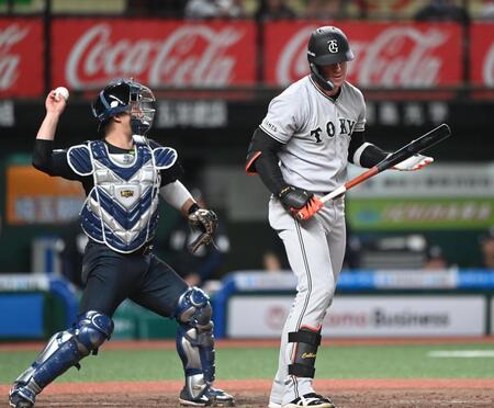 ５回、空振り三振に倒れたキャベッジ（右）＝撮影・園田高夫
