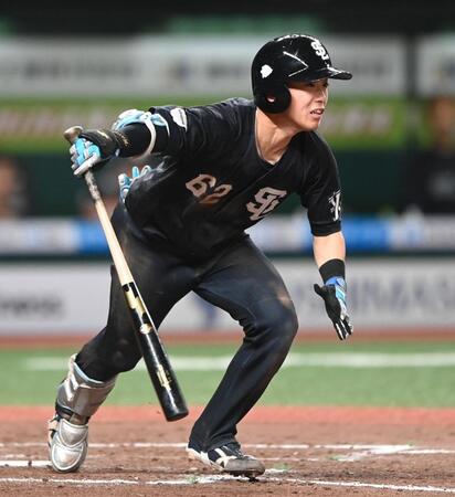 ８回、右線適時三塁打を放った滝沢（撮影・園田高夫）