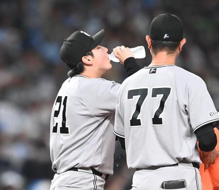６回、２点目を奪われ喉を潤す竹丸（撮影・園田高夫）