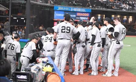 ６回攻撃前に円陣を組む巨人ナイン（撮影・園田高夫）