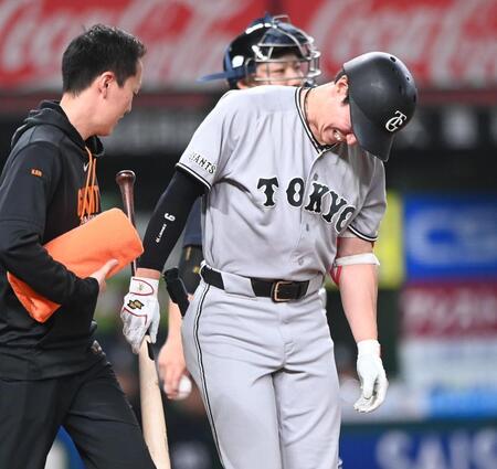 １回、左肘に死球を受け顔をゆがめる松本（撮影・園田高夫）