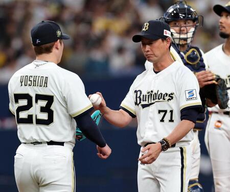 ５回、マウンドに上がる吉田にボールを手渡す岸田監督（撮影・山口登）