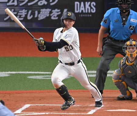 ７回、中前打を放つ山中（撮影・飯室逸平）