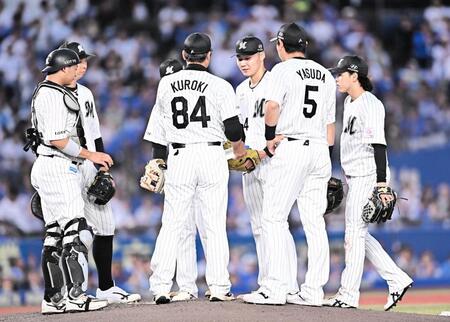 ３回、佐野に同点の中前適時打を打たれた広池（右から３人目）＝撮影・開出牧