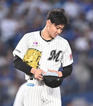３回、牧に死球を当て帽子を取る広池（撮影・開出牧）