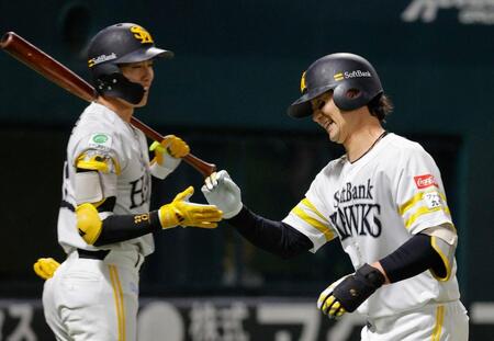 １回、先制本塁打を放ち周東（左）とタッチする正木