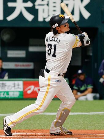 １回、正木が右中間に先制本塁打を放つ
