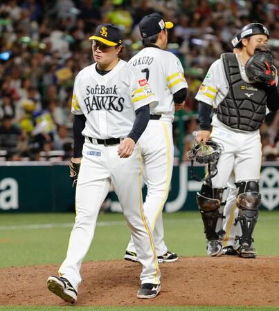 ６回途中、同点に追いつかれ、降板する前田純