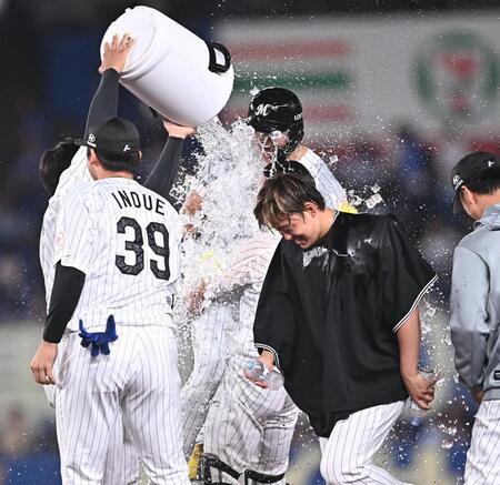 ９回、サヨナラの右前適時打を放ちウォーターシャワーを浴びる山本（中央）＝撮影・開出牧