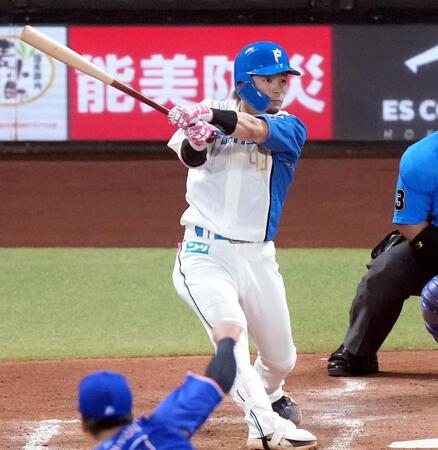５回、水野が勝ち越しの三塁打を放つ