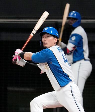 ５回、水野が左越えに勝ち越し三塁打を放つ