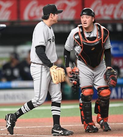１回、西武に先制を許し岸田（右）に声をかけられる竹丸（撮影・園田高夫）