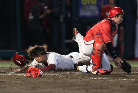 ７回、村林の逆転２点二塁打で一走・浅村がヘッドスライディングで生還（撮影・金田祐二）