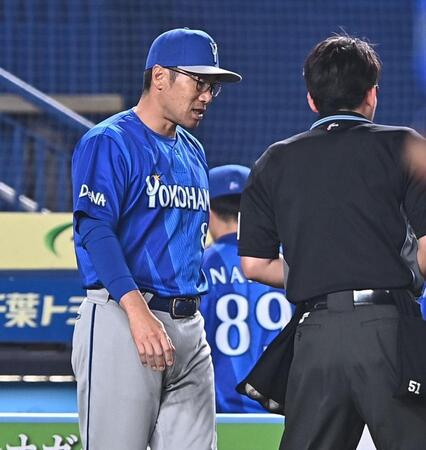 ７回、投手交代を告げる相川監督（撮影・開出牧）