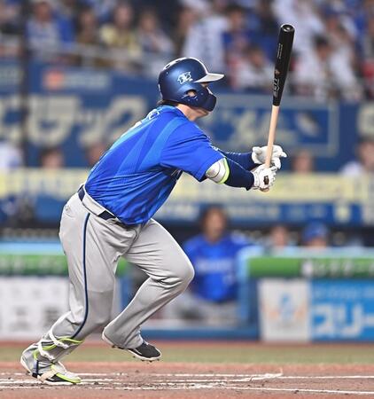 ３回、同点の中前適時打を放つ佐野（撮影・開出牧）
